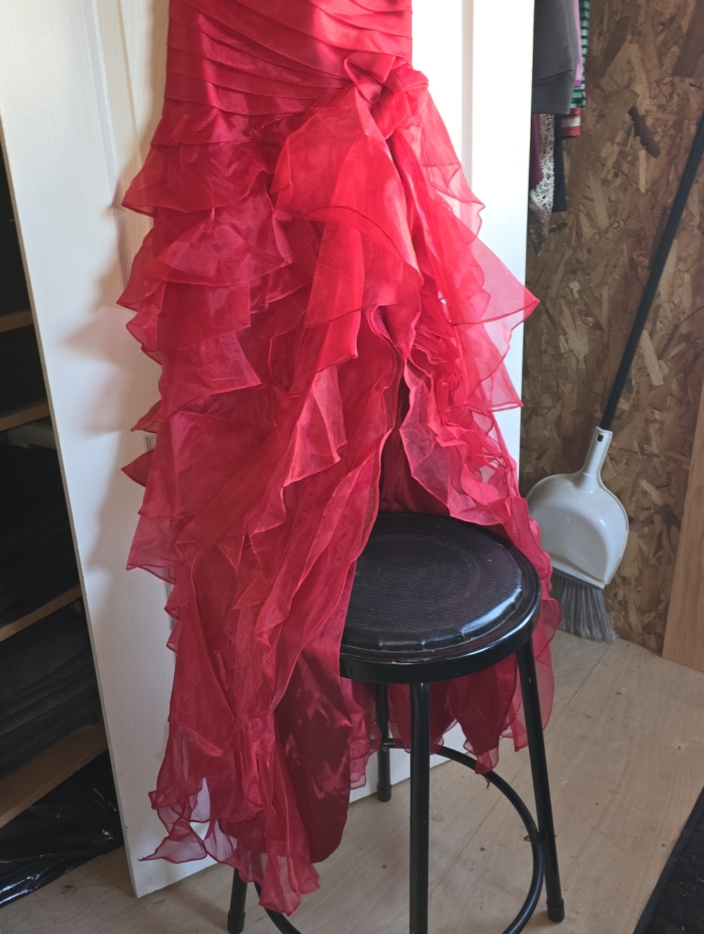 Red strapless Ruffled Prom Dress With Side Split. Size 8 - Picture 3 of 9